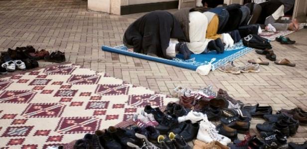 Mosquée Centenaire : un commerçant interrompait ses prières pour voler des chaussures
