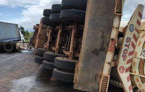 TAMBACOUNDA : Un camion-citerne se renverse, d'importants dégâts enregistrés (photos)