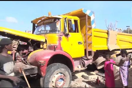 Accident à Mbour : un camion heurte un véhicule Peugeot et fait 3 morts